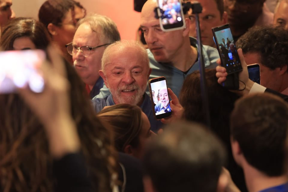 Lula agradece votos e diz que teve de vencer intromissão vinda de fora