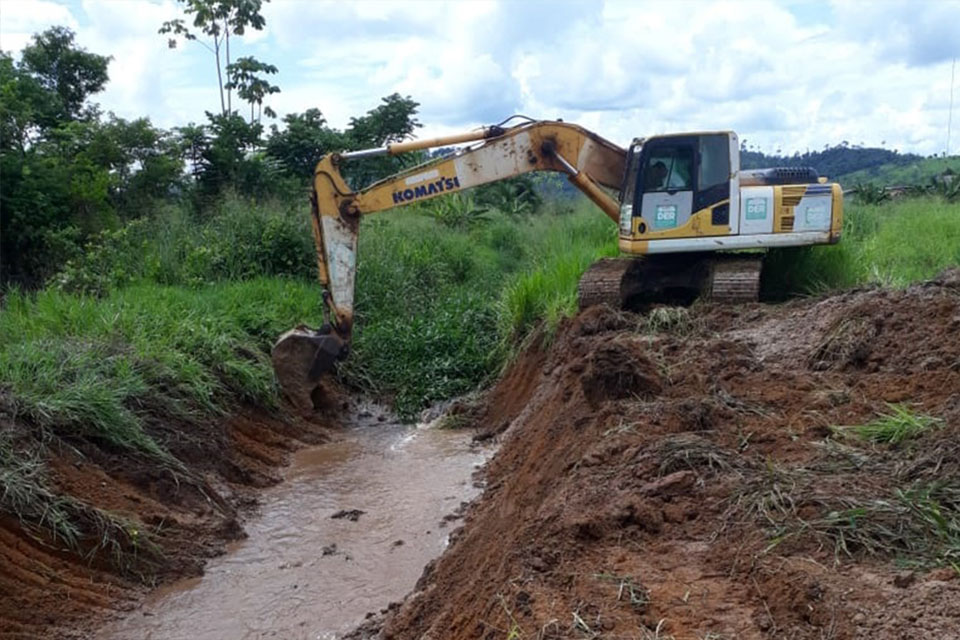 DER atente pedido do deputado Adelino e realiza limpeza de canal em Colina Verde