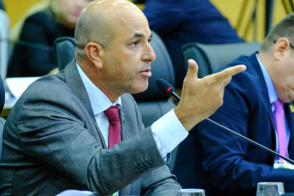 Ismael Crispin investe R$ 200 mil em Pimenta Bueno para melhorias na Secretaria de Obras