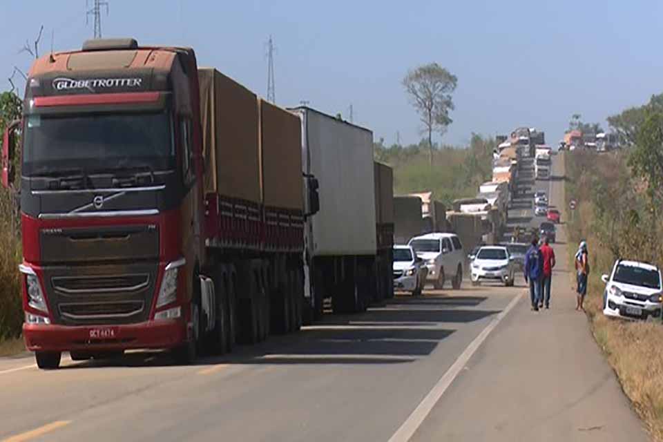 BR-364 continua interditada e corpos de motoristas ainda estão nos caminhões que explodiram