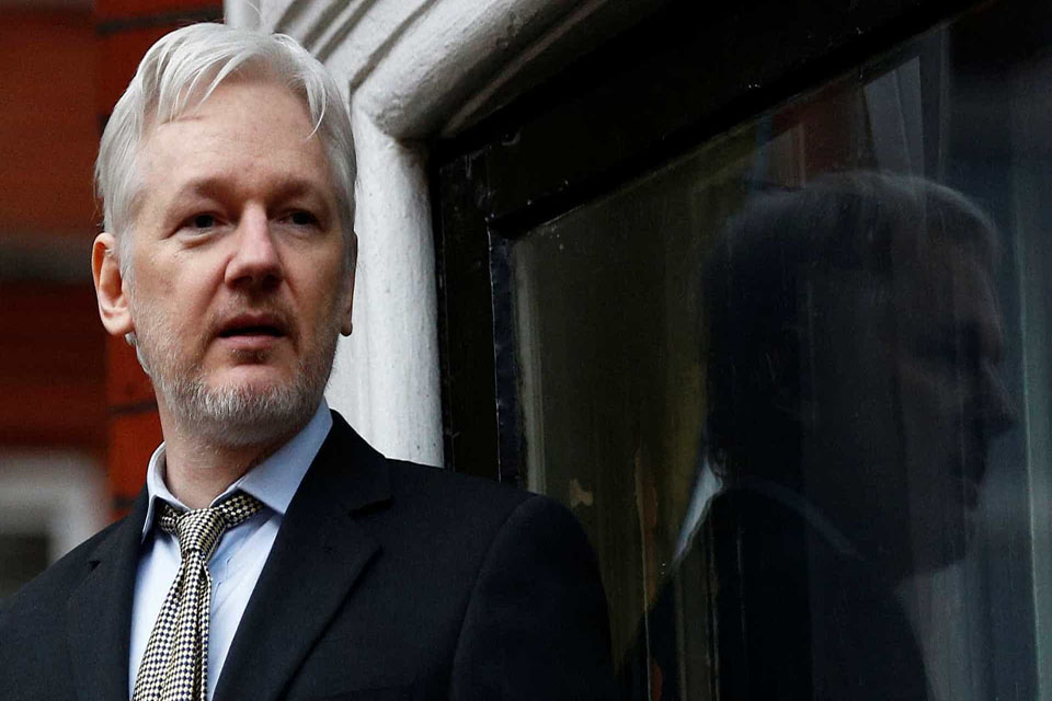 Assange é acusado de usar embaixada como “centro de espionagem