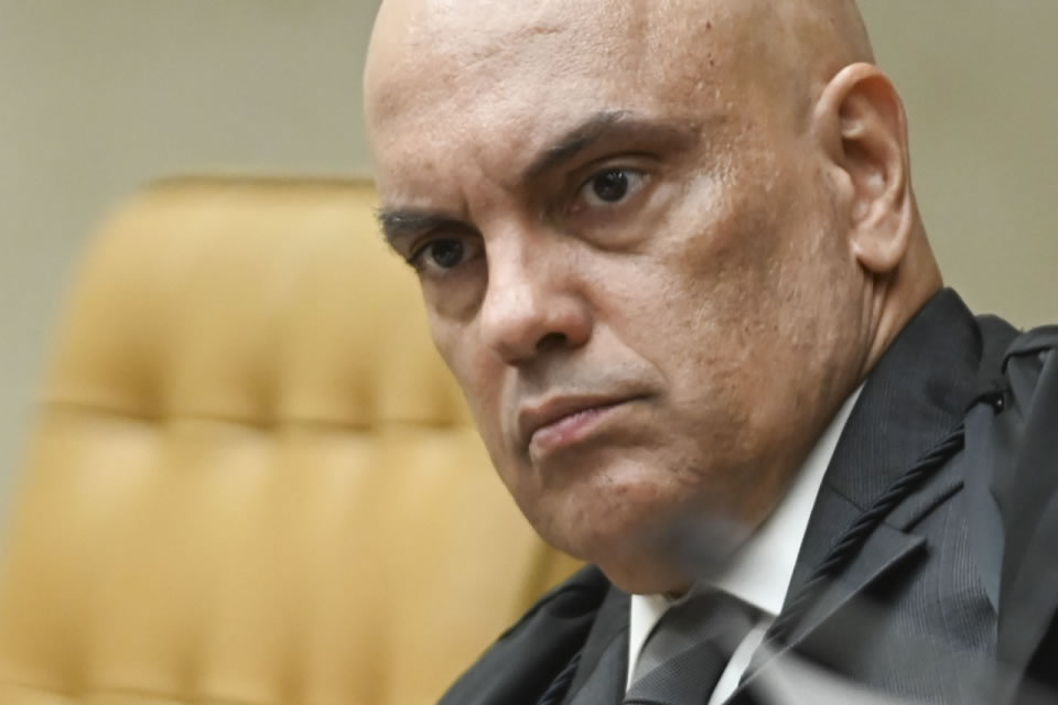 Histórico do STF e ofensas de Bolsonaro seguram Moraes no comando de investigação