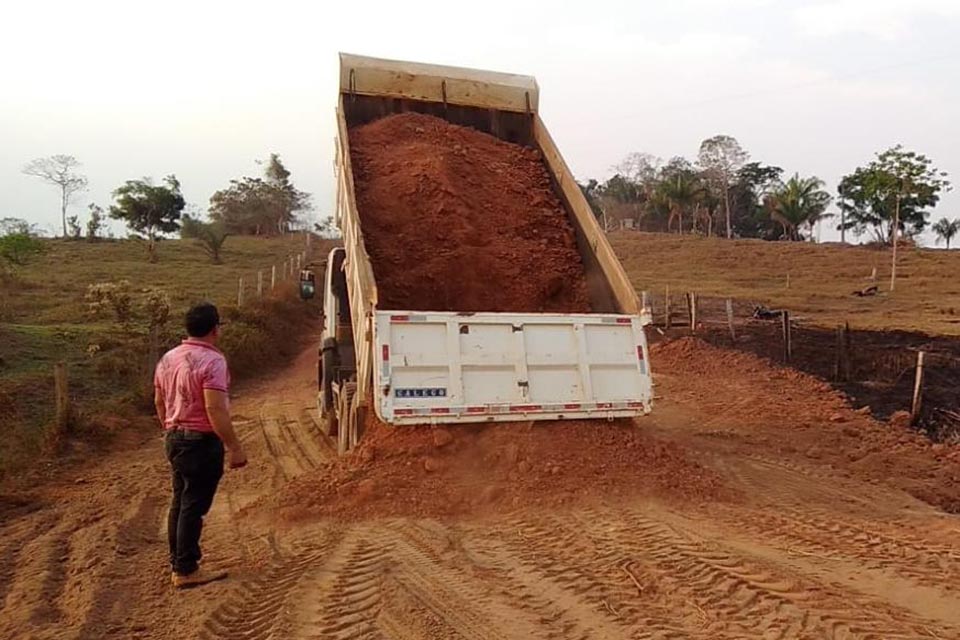 A Prefeitura municipal de Castanheiras realiza obras de infraestrutura na zona rural