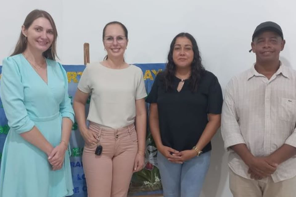 Deputada Gislaine Lebrinha entrega computadores para escola Roberto Turbay em Ariquemes