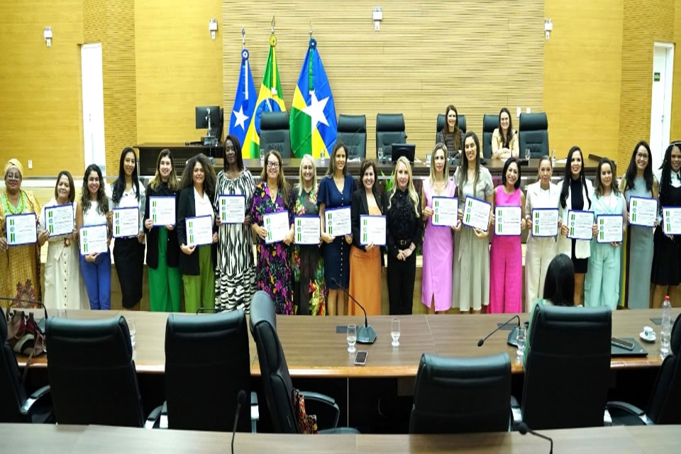 Sessão Solene faz homenagem às mulheres que promovem avanços e conquistas para o gênero feminino