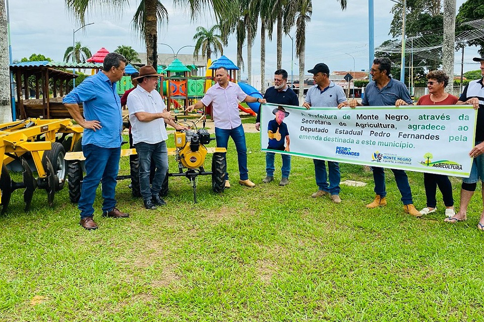 Pedro Fernandes entrega implementos agrícolas para fortalecer a agricultura familiar em Monte Negro