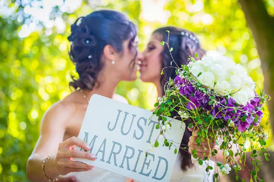 Taxa de suicídio cai com legalização do casamento gay, diz estudo