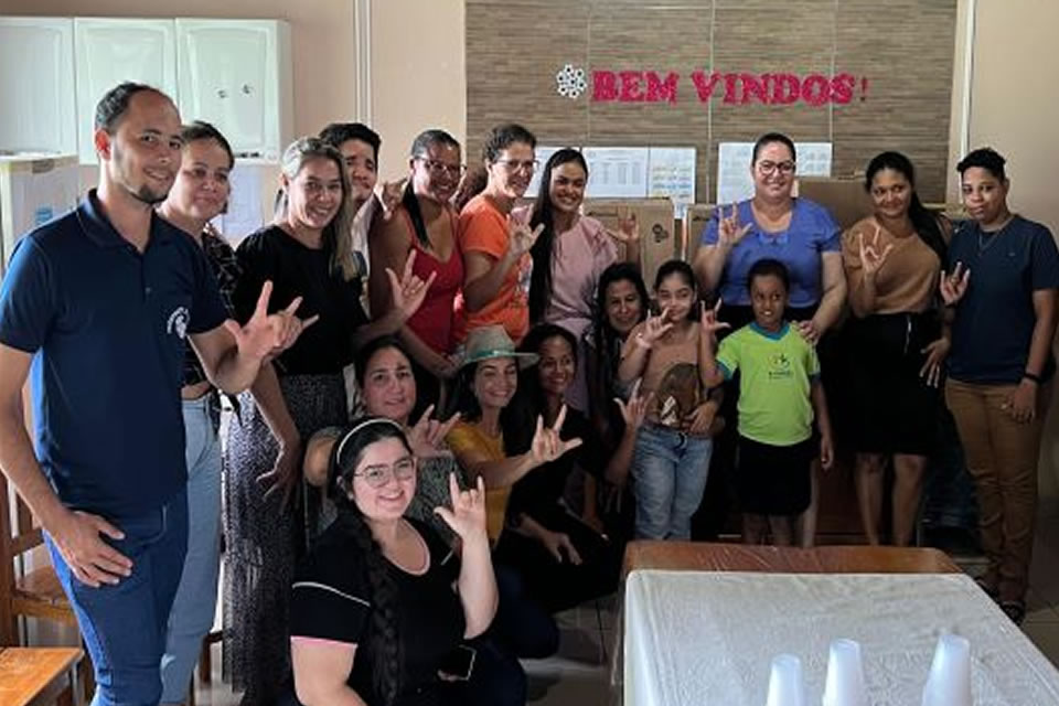 Dra Taíssa recebe batismo do nome na comunidade surda por alunos do Projeto Mãos que Interagem