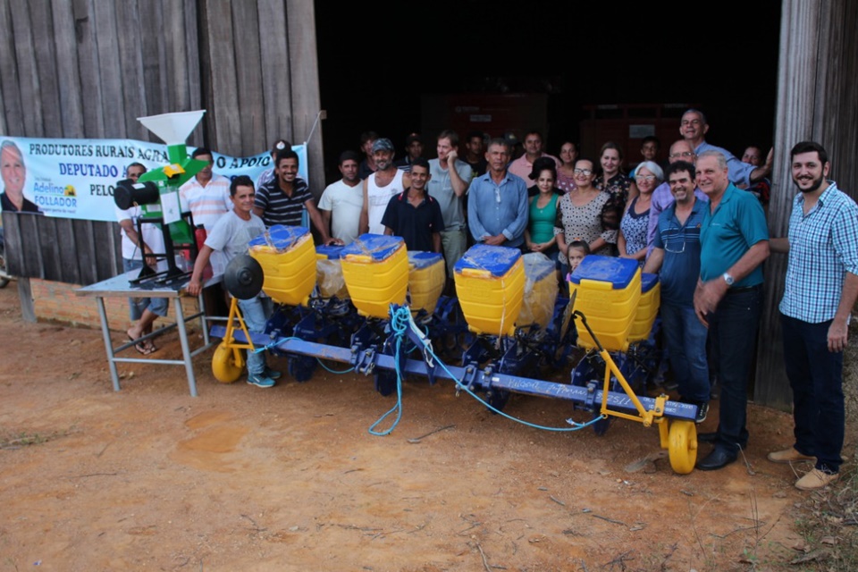 Adelino Follador participa da entrega de equipamentos agrícolas na Asprordes