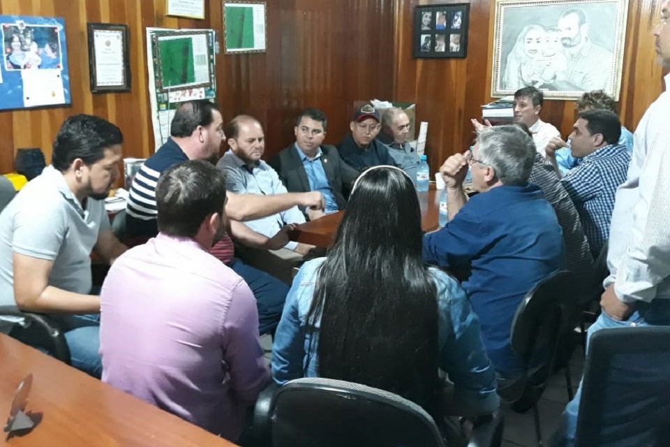 Cirone Deiró, Laerte Gomes e Marcos Rogério se reúnem com o setor madeireiro de Espigão do Oeste