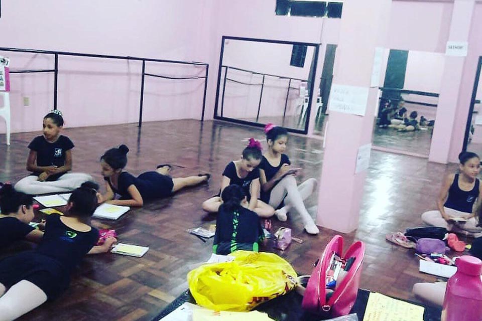 Bailarinas da Fundação Cultural participam do setembro amarelo em Ji-Paraná