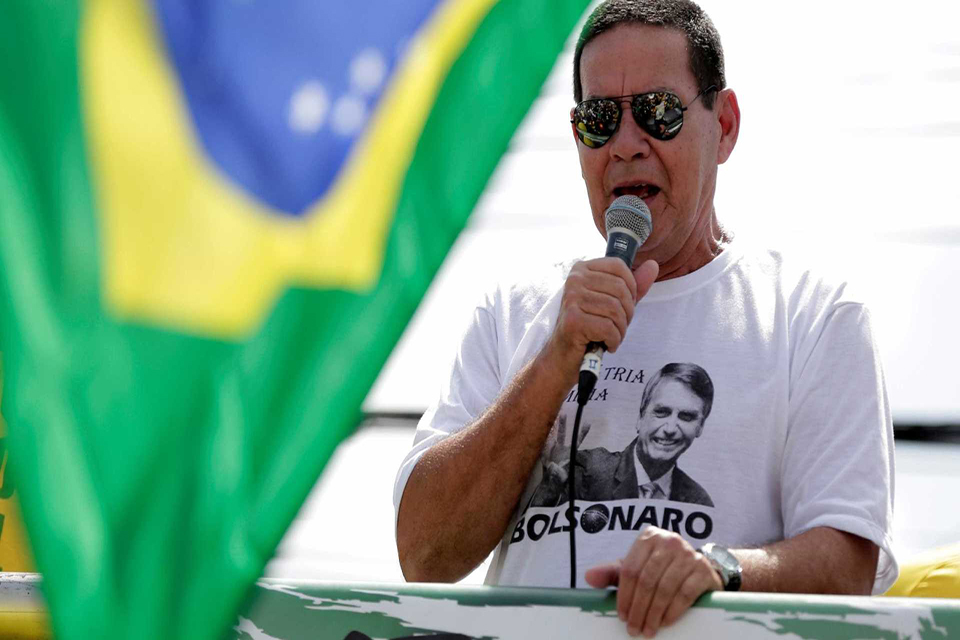 Após polêmica, Mourão informa que viajará separado de Bolsonaro