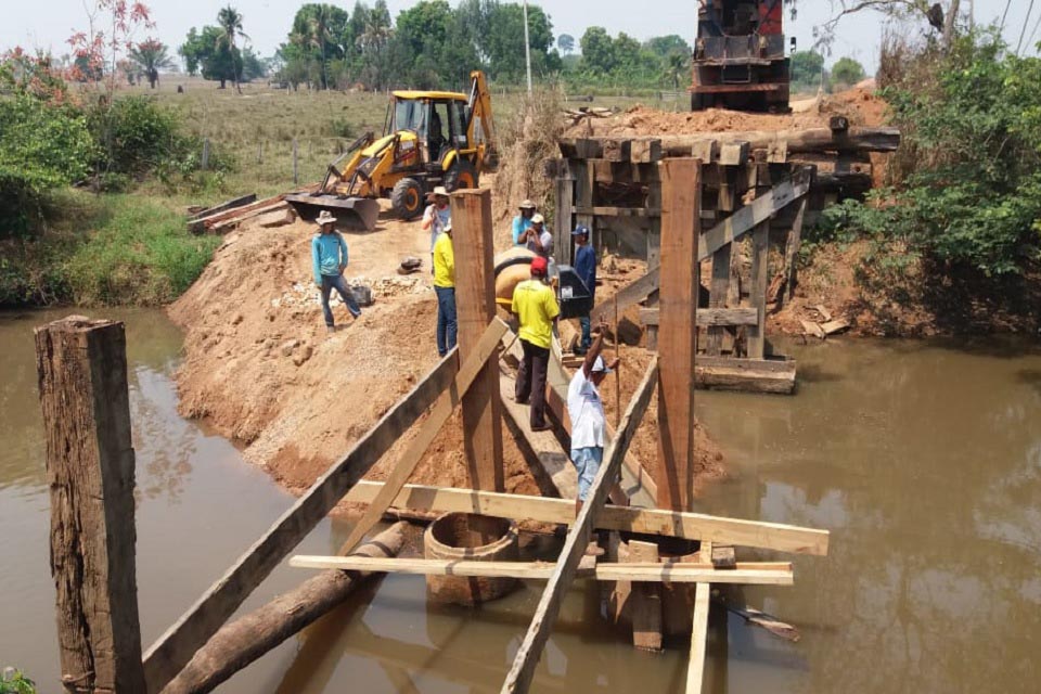 Prefeitura de Rolim de Moura inicia reconstrução da ponte de madeira na linha 164