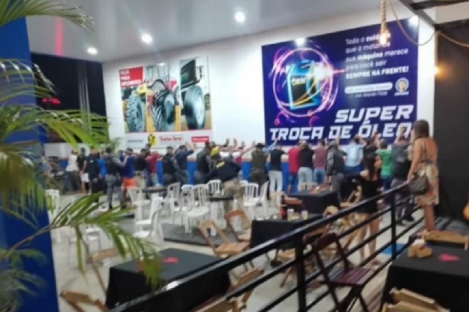 A PM teria sido acionada e comparecido ao local para averiguar denuncias de som alto, confusão e drogas ilícitas, durante a madrugada.