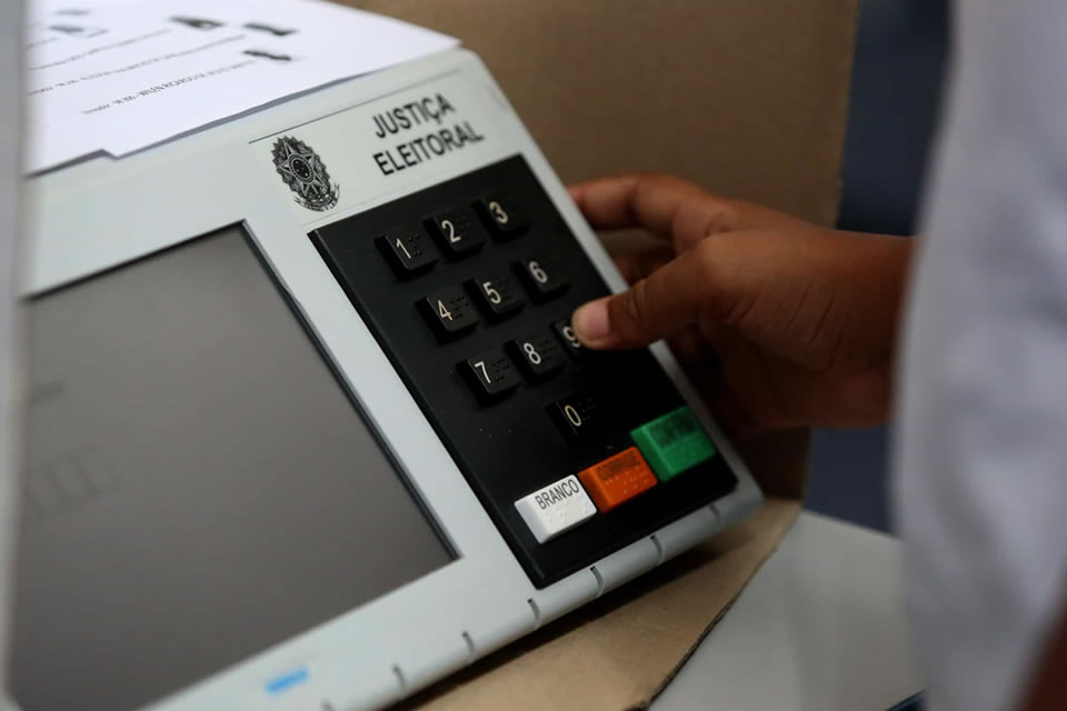 TSE nega discussão para adiar eleições no RS e diz ter urnas para reposição