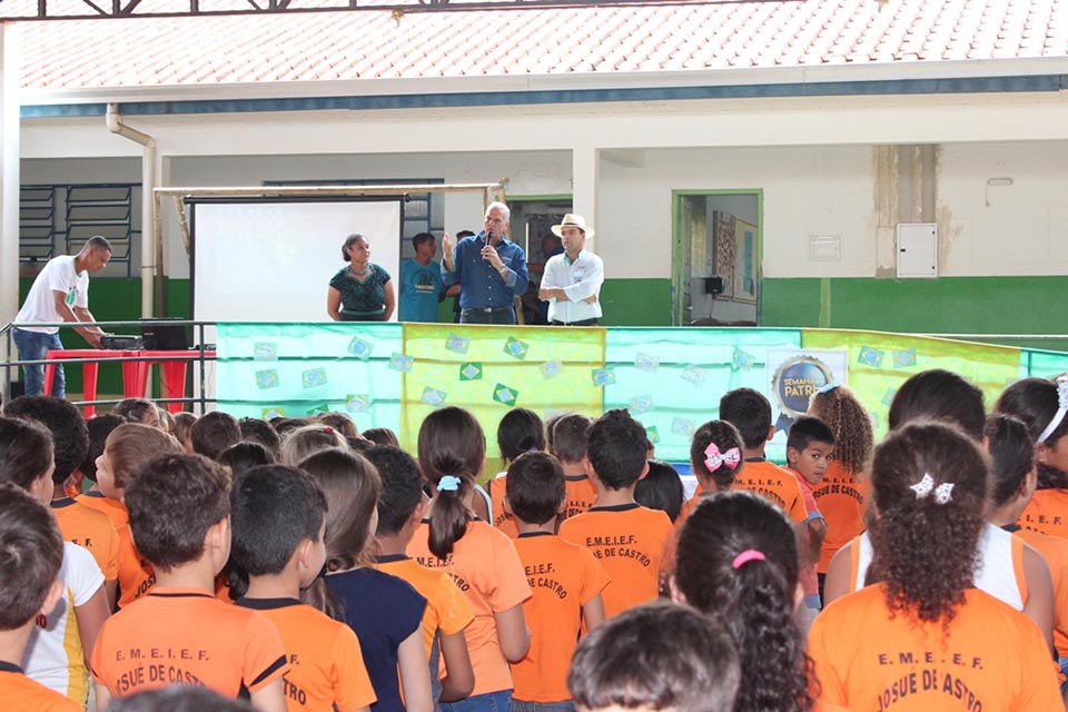 Escola de Buritis recebe móveis e equipamentos através de recursos de emenda