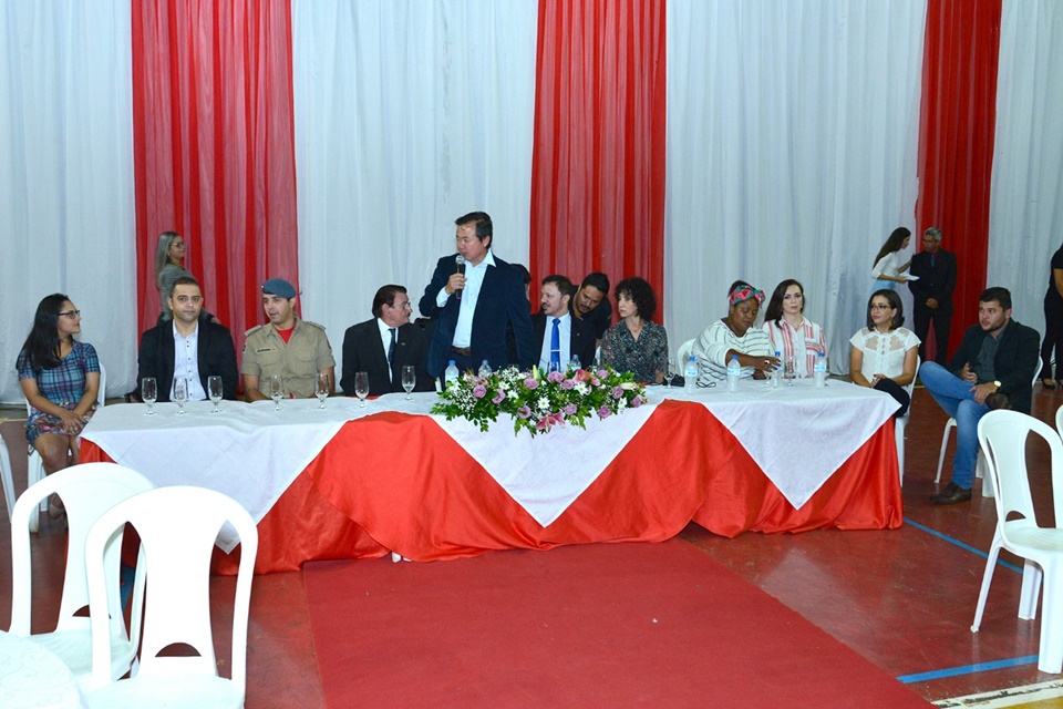 Casamento comunitário de cartório com 120 casais contou com apoio da Prefeitura