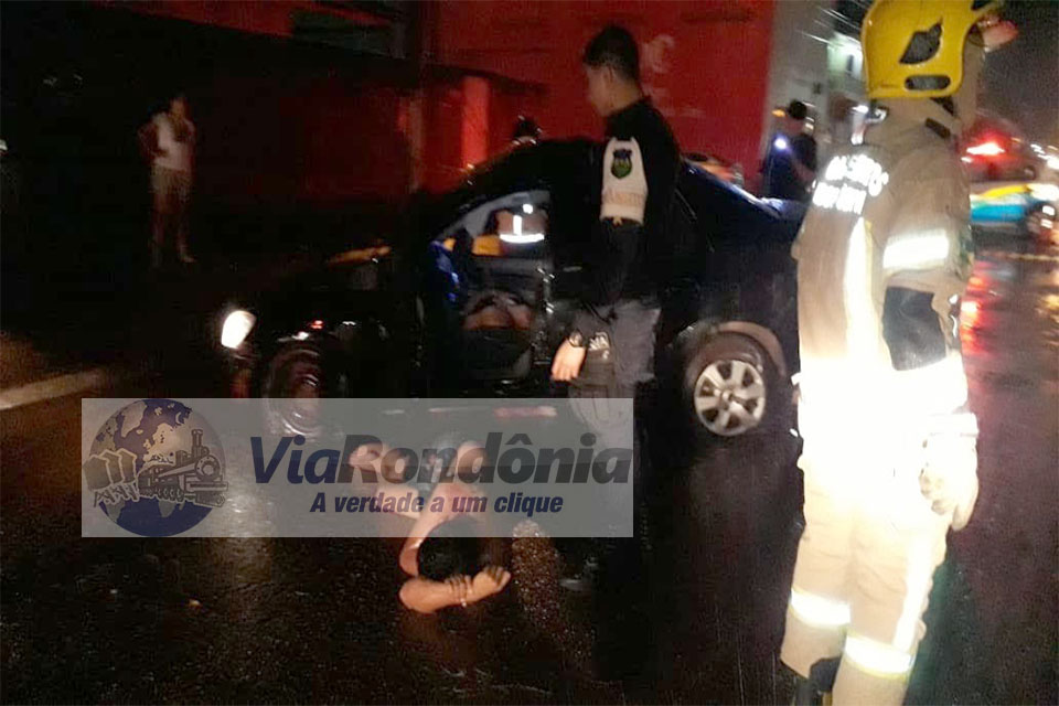 Passageira de carro morre após motorista perder controle e derrubar poste de iluminação publica