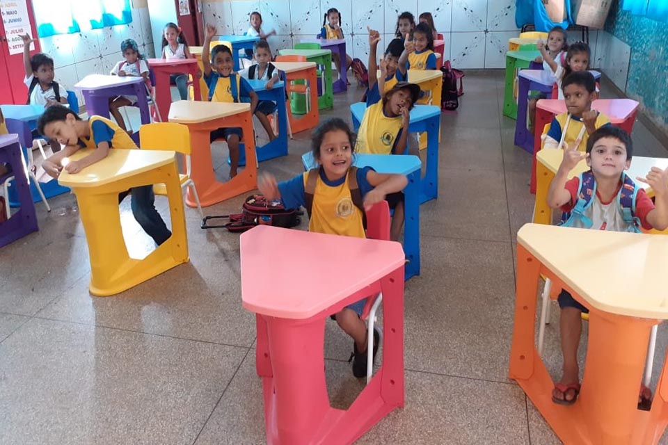 Semed inicia entrega de móveis novos nas escolas