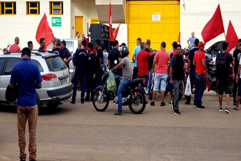 Proposta de salário não agrada e vigilantes protestam com buzinaço e carreata em Porto Velho