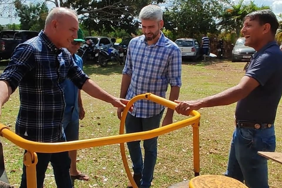 Ezequiel Neiva contempla associações rurais de Colorado do Oeste com implementos agrícolas