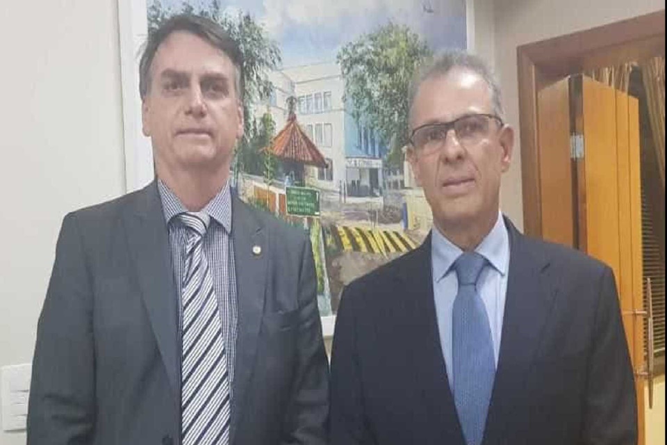 Bolsonaro anuncia diretor da Marinha como ministro de Minas e Energia