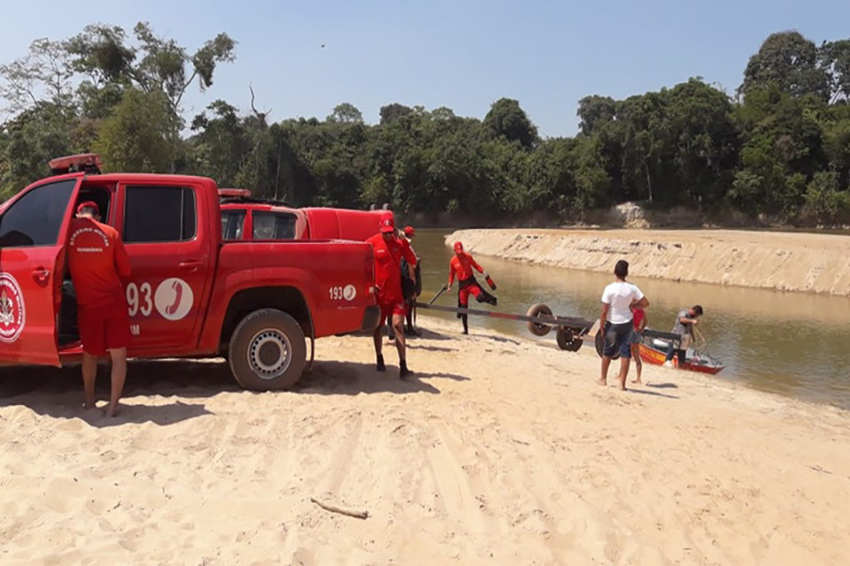 Bombeiros encontram corpos de irmãos vítimas de afogamento no rio Machadinho, em RO