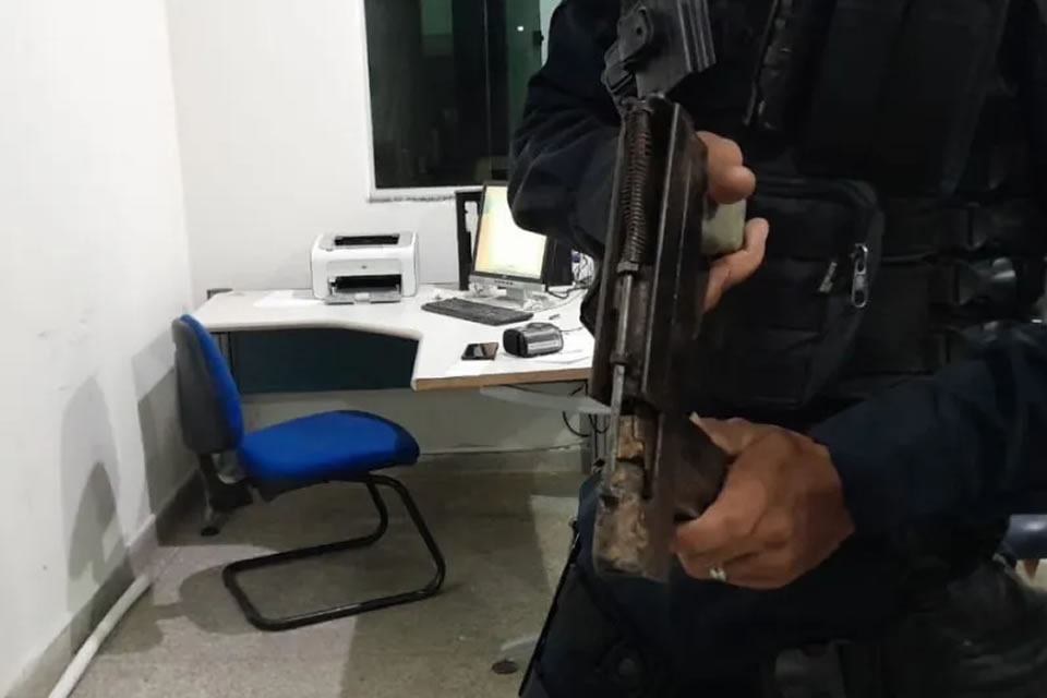 Homem é preso portando submetralhadora caseira em Ariquemes