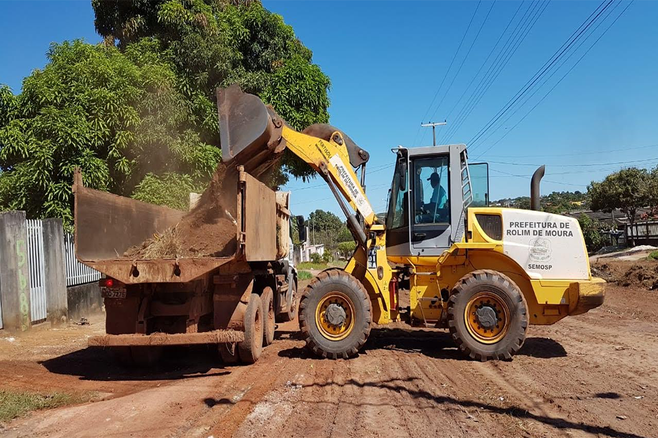 Prefeitura de Rolim de Moura já realizou a limpeza em três bairros, máquinas e homens já iniciaram os trabalhos no Boa Esperança
