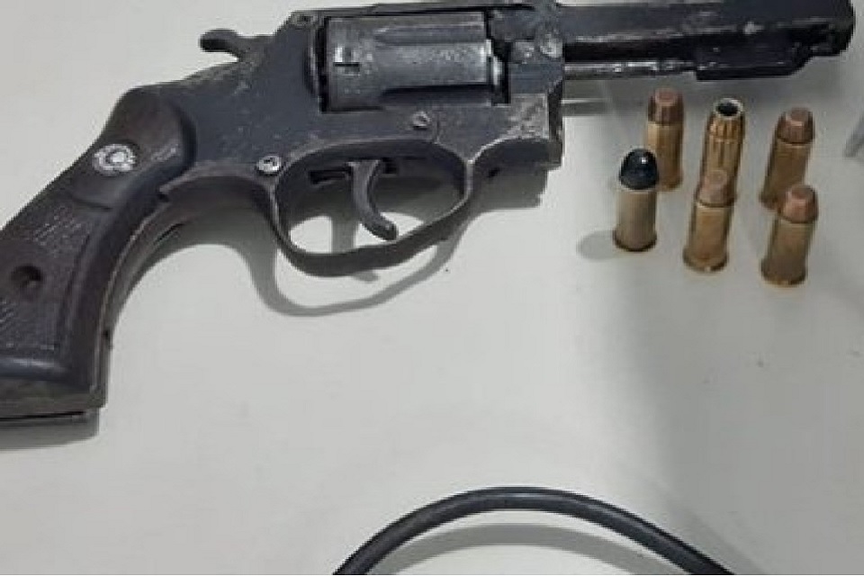 A. desceu da motocicleta e, em uma ação arriscada, retirou a arma da cintura e a colocou no banco da motocicleta.