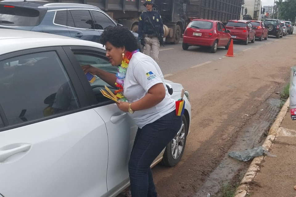 Campanha para proteger crianças e adolescentes durante carnaval leva orientações aos motoristas de Porto Velho