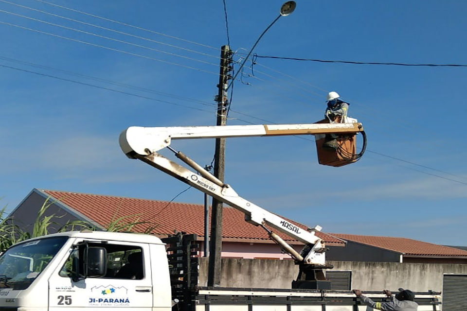 Prefeitura Ji-Paraná realiza serviço de manutenção da Iluminação pública