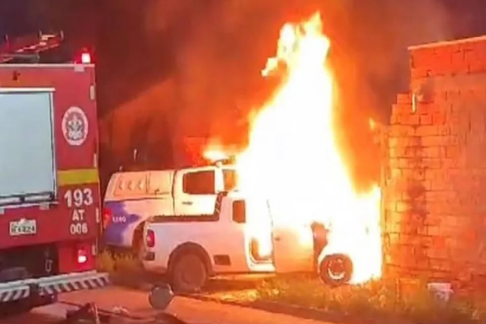 Carro bate em viatura durante fuga e pega fogo em Vilhena