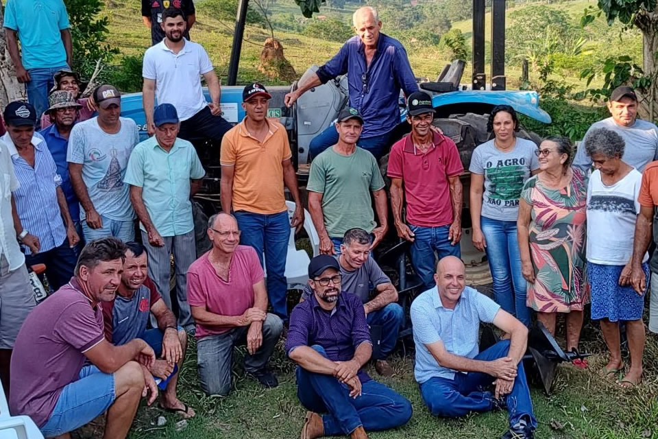 Ismael Crispin entrega implementos agrícolas em associações de Nova Brasilândia D Oeste