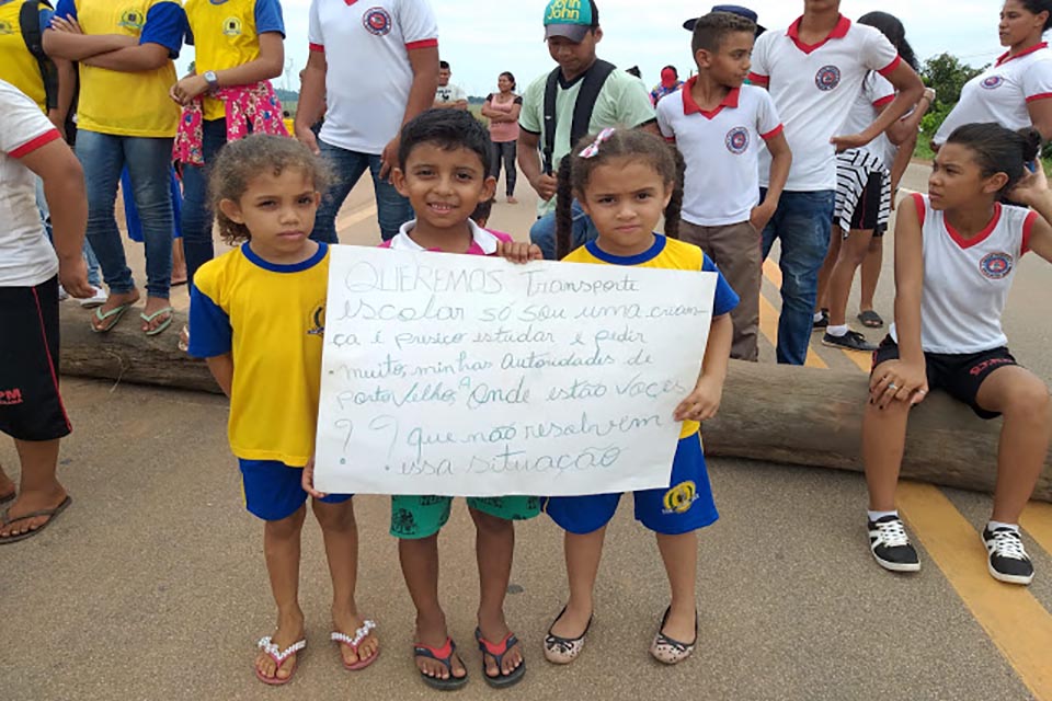 BR-364 continua interditada pelos moradores que reivindicam a falta de transporte escolar