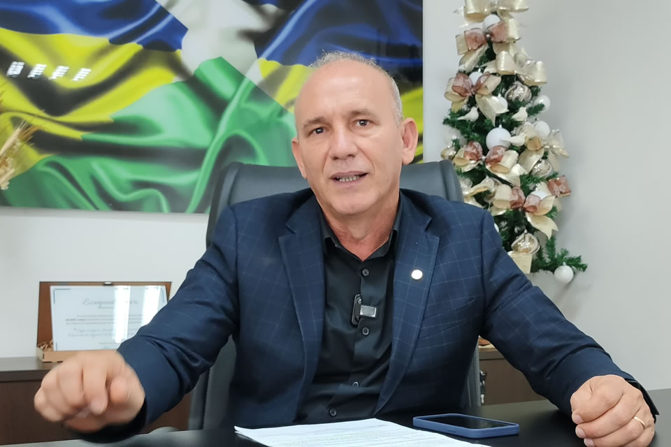 Prefeitura de Cabixi recebe R$ 400 mil do deputado Ezequiel Neiva para a aquisição de um trator agrícola