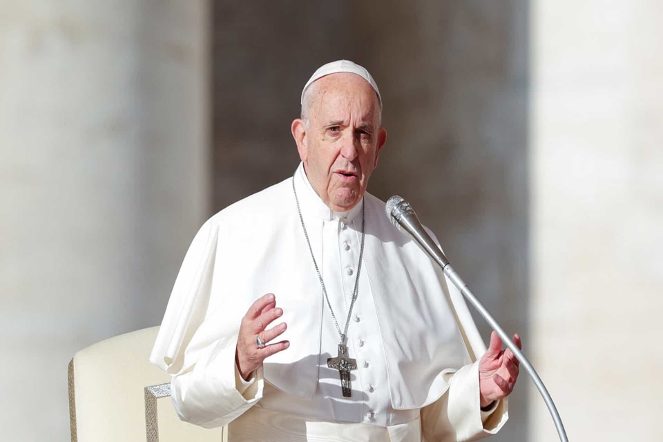 Papa pede corredores humanitários para proteger imigrantes