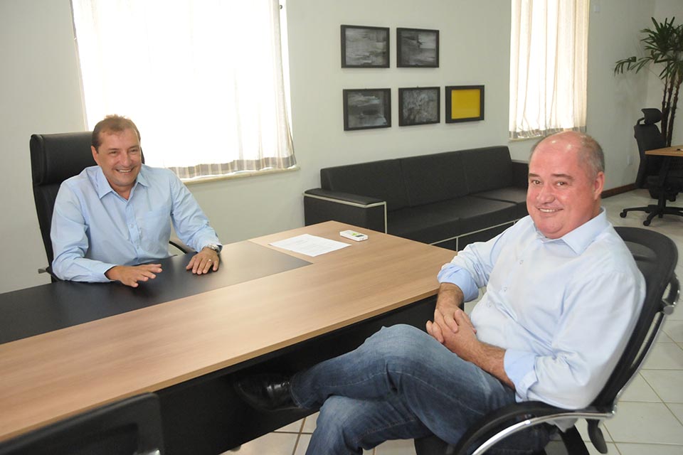 Prefeito firma parceria com prefeitura de Ji-Paraná