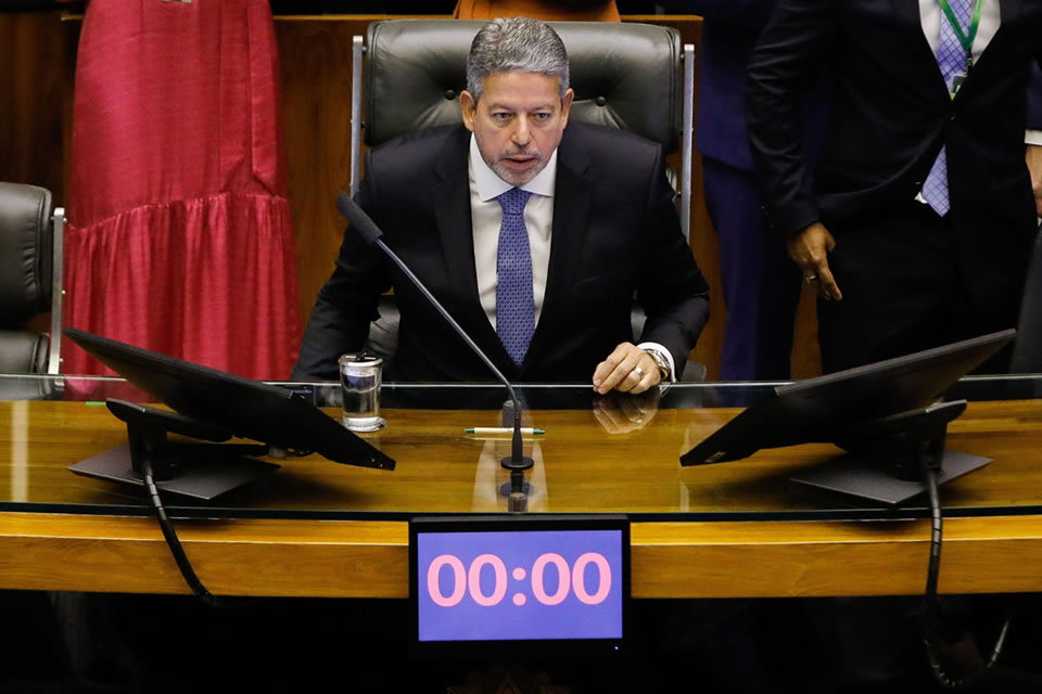 Lira abre 2024 com recado ao STF, fala em regulação de redes e urgência em exploração de terras
