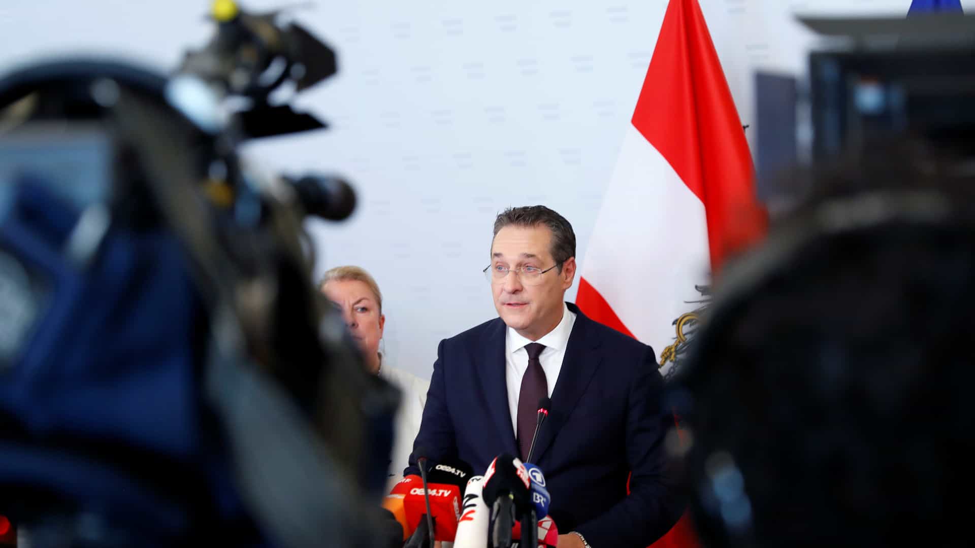 Bruxelas incrédula com escândalo político mas confiante na democracia