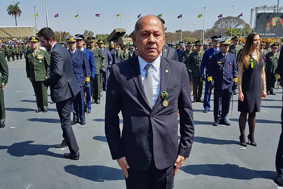 Coronel Chrisóstomo é agraciado com Medalha Exército Brasileiro