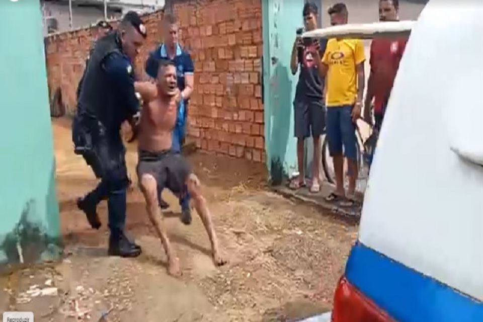 O acusado foi levado para atendimento médico e depois para o Departamento de Flagrantes da Polícia Civil