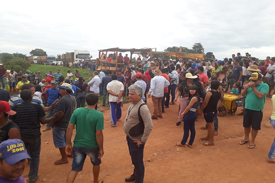 Bloqueio na BR-364 continua e manifestantes dizem que só deixam a rodovia depois que os ônibus escolares chegarem em Extrema.