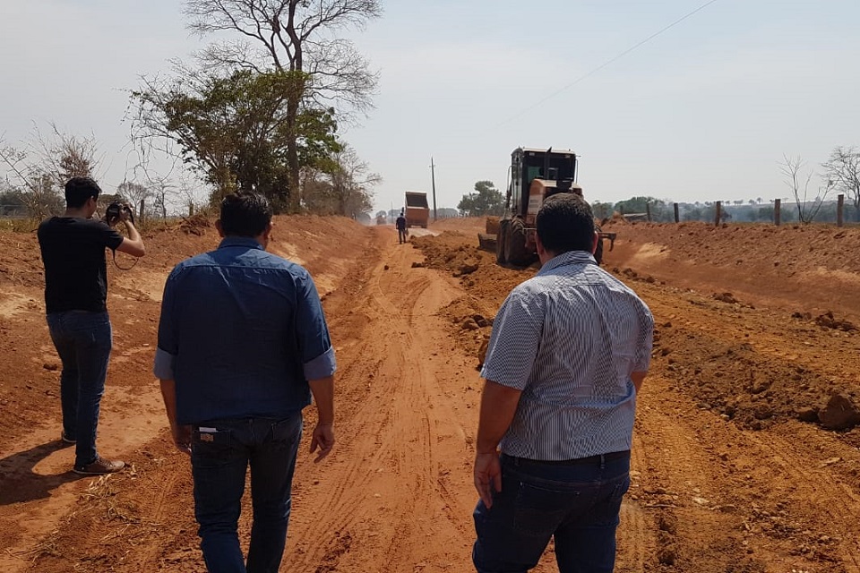Secretaria de Obras de Rolim de Moura executa obras com recursos do Fitha na linha 196 sul 