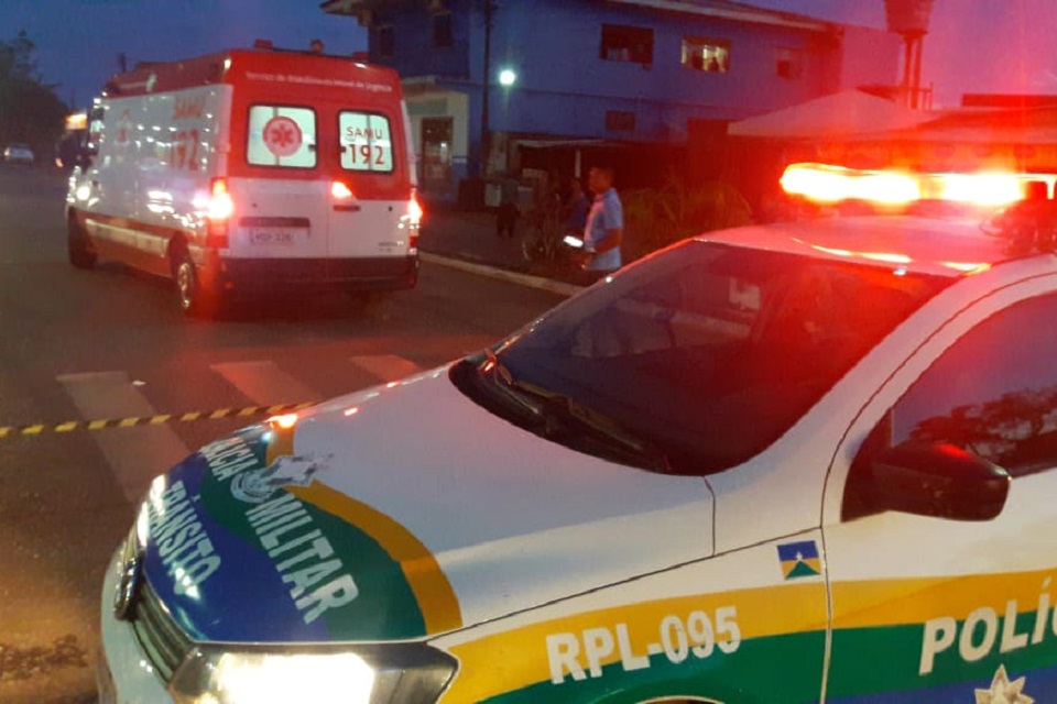 Homem é atacado a pauladas em parada de ônibus em Porto Velho