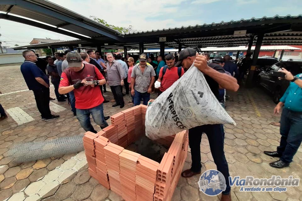 Índios e agricultores invadem câmara e protestam contra a falta de transporte escolar e melhora de vicinais