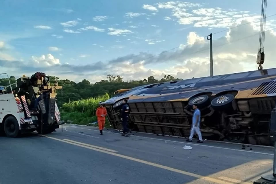 Acidente com ônibus turístico deixa pelo menos oito mortos na Bahia