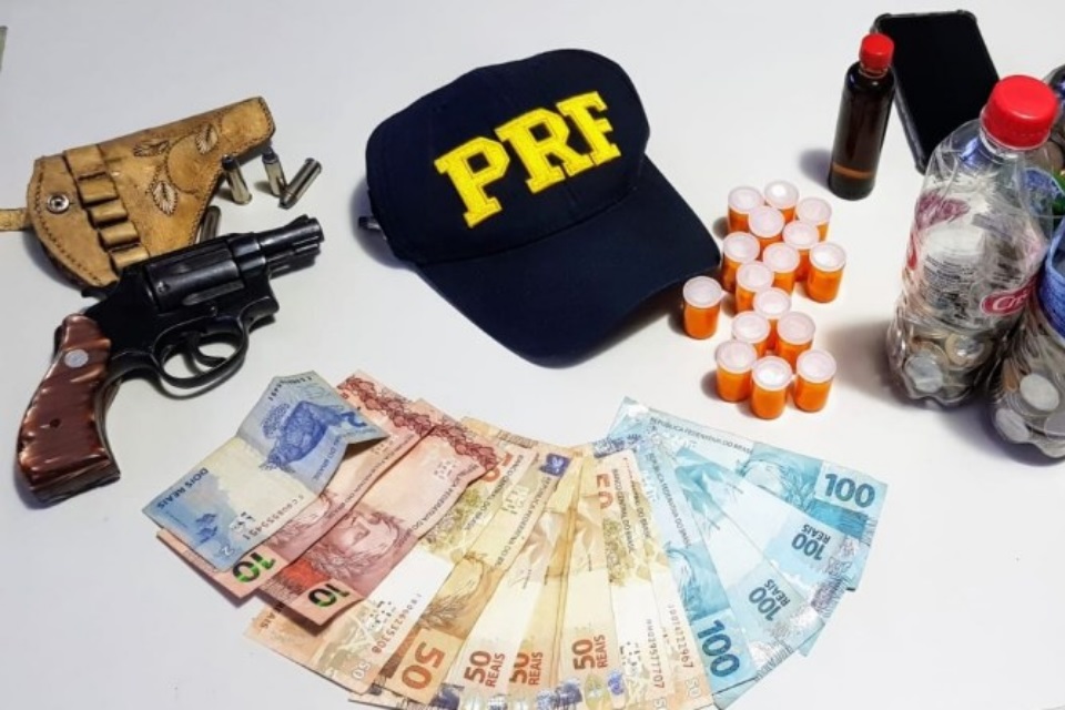 Caminhoneiro é preso pela PRF com revólver e 180 comprimidos de “rebite” em Ji-Paraná