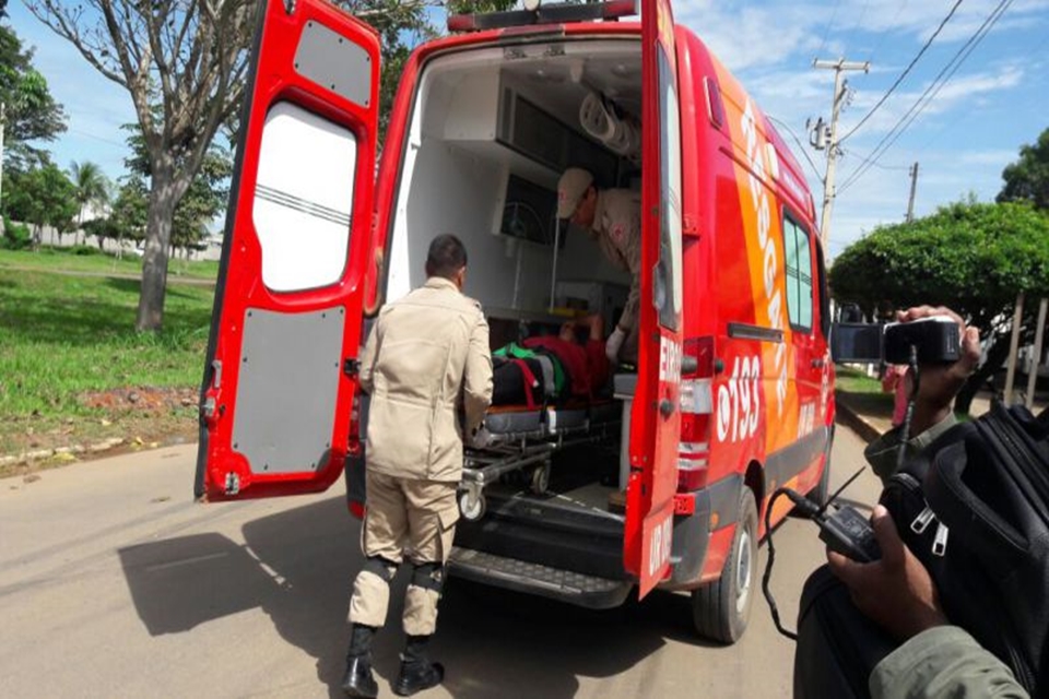 Colisão entre carro e moto deixa vítima com traumatismo craniano em Ariquemes