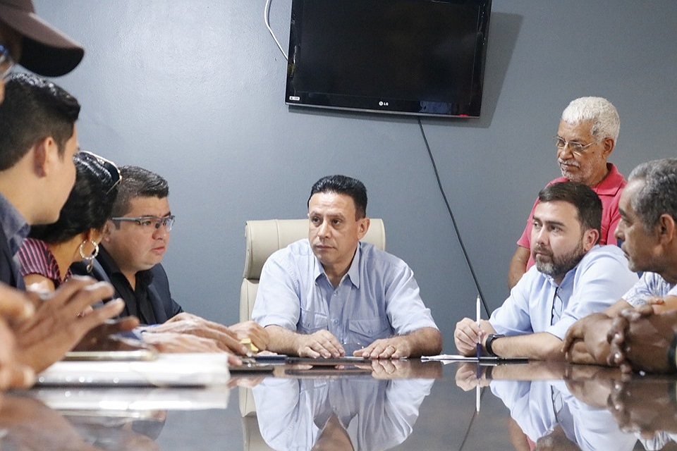 Edesio Fernandes realiza reunião com secretário de urbanização e obras com moradores da capital